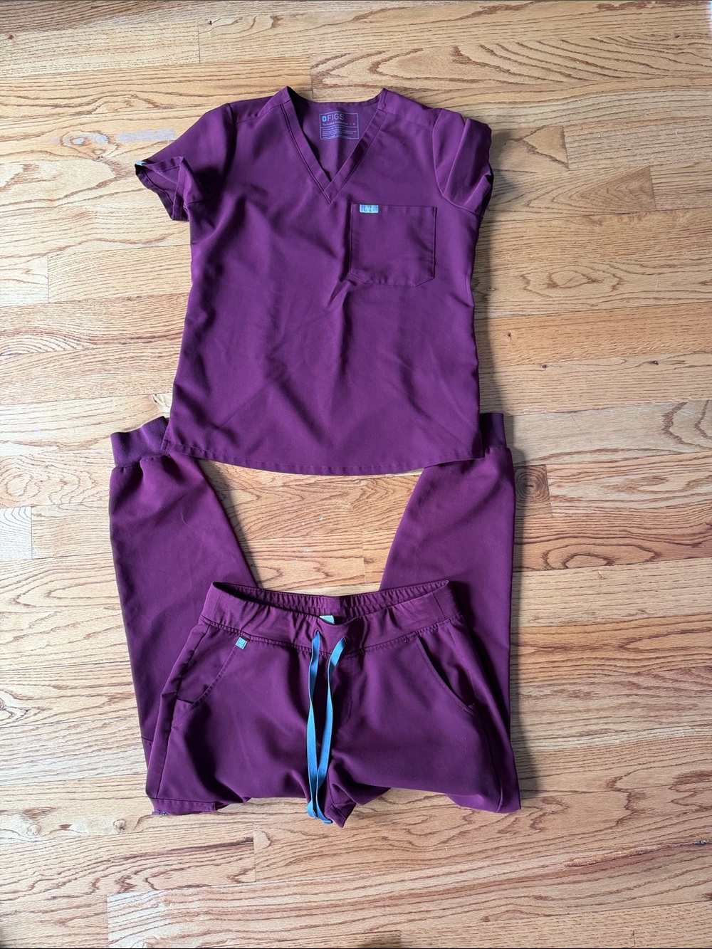 FIGS V-neck Scrub Top and Jogger Set in Plum